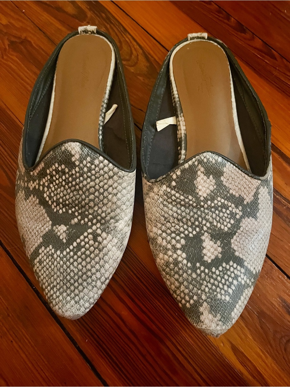 Universal Thread Gray Snake-Print Slip-On Mules